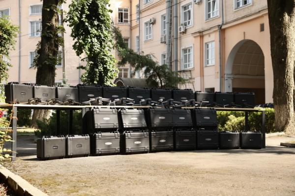 Військовим, які знаходяться у найгарячіших напрямках фронту, передали 25 квадрокоптерів з Вінниччини