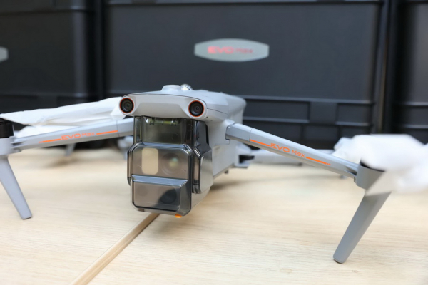 Військовим, які знаходяться у найгарячіших напрямках фронту, передали 25 квадрокоптерів з Вінниччини