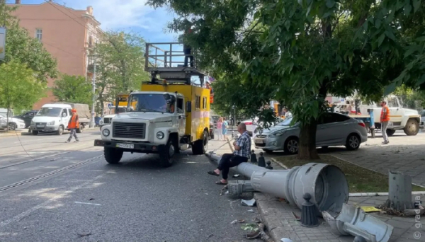  На Софіївській дерево і стовп впали на проїжджу частину дороги