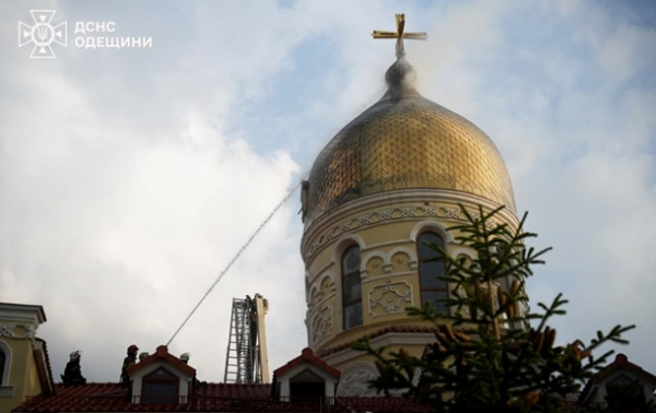 В Одессе молния попала в купол храма, вспыхнул пожар