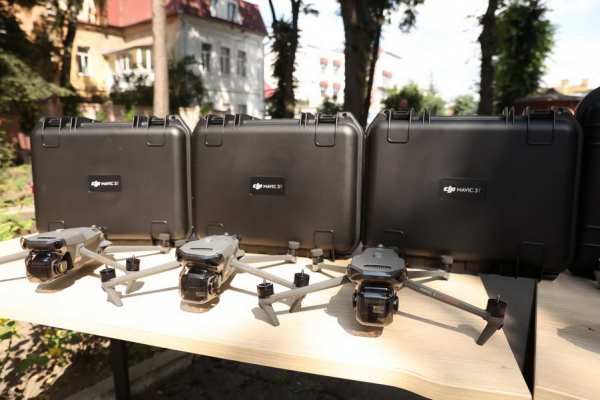 Військовим, які знаходяться у найгарячіших напрямках фронту, передали 25 квадрокоптерів з Вінниччини