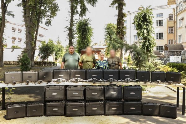 Військовим, які знаходяться у найгарячіших напрямках фронту, передали 25 квадрокоптерів з Вінниччини