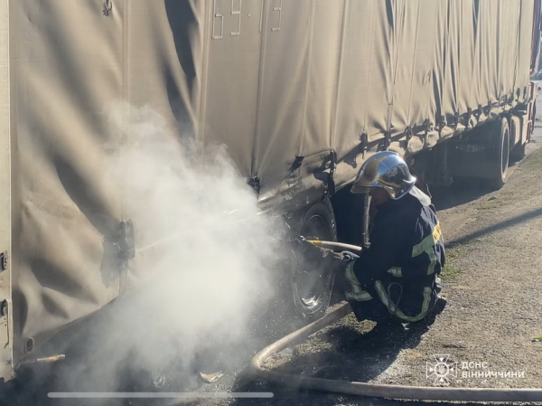 У Ладижині на ходу загорілась вантажівка