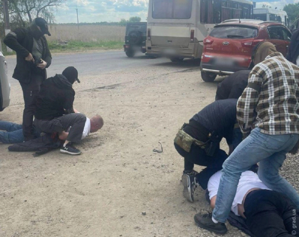 На кордоні затримали водіїв автобуса за спробу незаконно вивезти одесита до Молдови