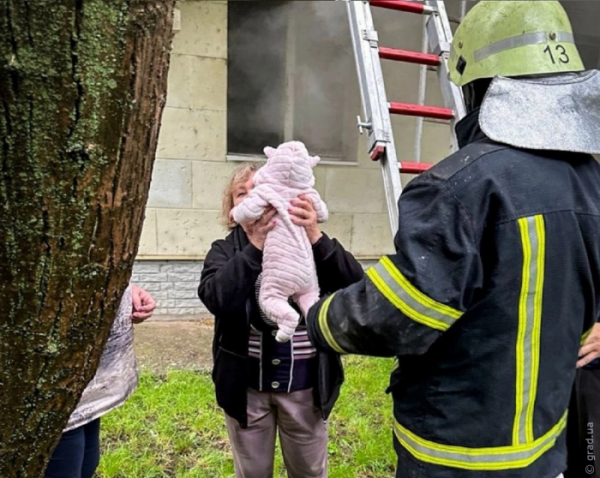 Пожежа у житловому будинку у Біляївці: рятувальники евакуювали жінку з немовлям