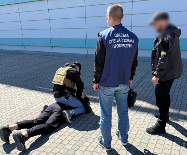 Одесит попався на хабарі у $2000: намагався підкупити прикордонника