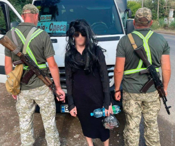 Чоловік у жіночій подобі намагався перетнути кордон на рейсовому автобусі 
