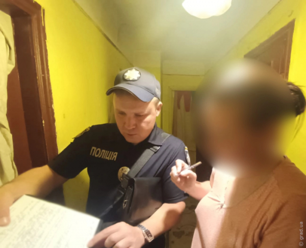 Мати залишила чотирьох малолітніх дітей одних у зачиненій квартирі майже на добу