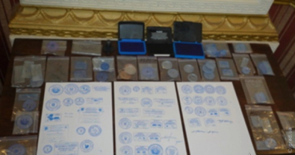 Працював вдома: одесит друкував підроблені документи для іноземців та військовозобов'язаних