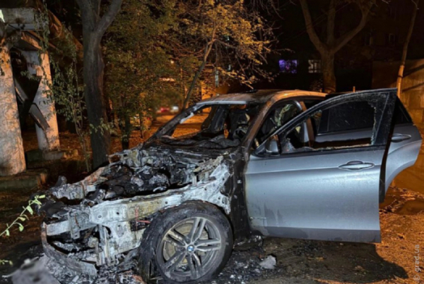 В Одесі хлопець підпалив чужий автомобіль: BMW згорів повністю