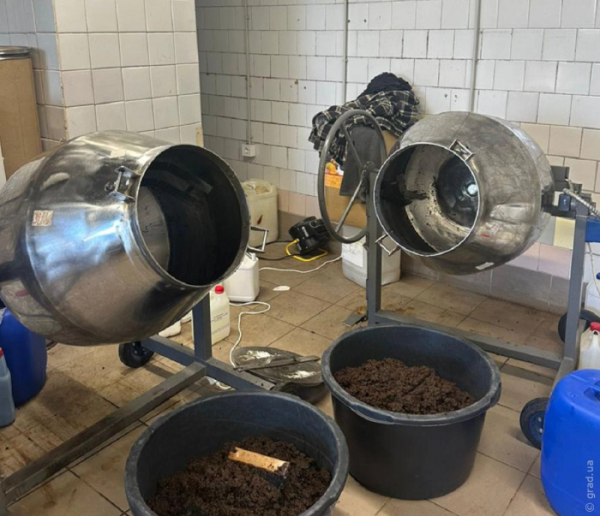 У підпільних цехах Одеси виготовляли тютюнову продукцію