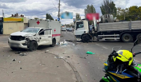 ДТП за участю вантажівки та автомобіля швидкої допомоги: є постраждалі