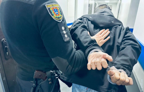 В Одесі двоє грабіжників напали на перехожого заради золотої прикраси та сумки