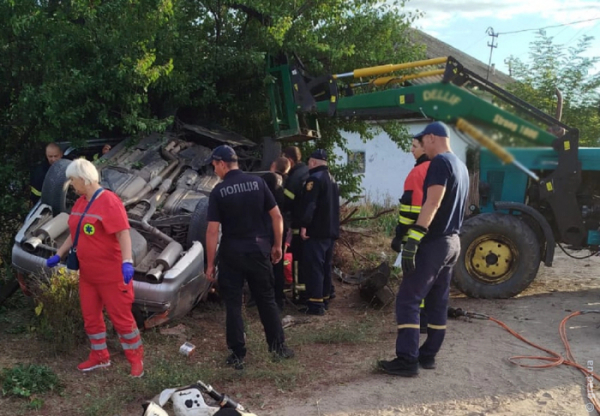 П'яний водій на Lexus врізався в дерево: один загиблий та троє травмованих