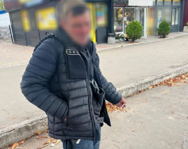 В Одесі затримали чоловіка, який погрожував перехожим ножами В Одесі затримали чоловіка, який погрожував перехожим ножами