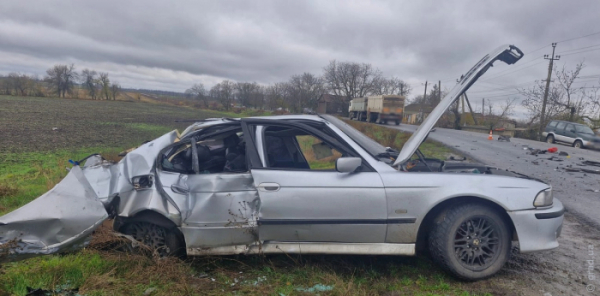 Не впорався з керуванням на мокрій дорозі: в аварії під Одесою постраждали водій та пасажир BMW Не впорався з керуванням на мокрій дорозі: в аварії під Одесою постраждали водій та пасажир BMW