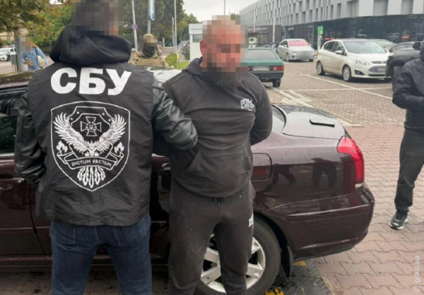 Одесит телефоном із СІЗО керував схемою нелегального переправлення людей за кордон