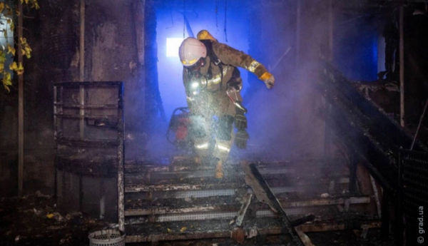 В Одесі горіло приміщення банку: вогонь перекинувся на балкони житлових квартир