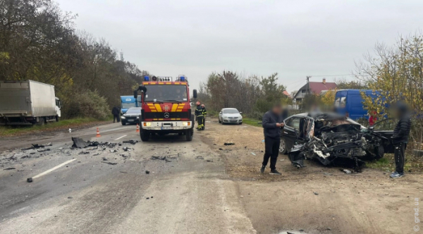 Лобове зіткнення легкового та вантажного автомобілів: двоє постраждалих Лобове зіткнення легкового та вантажного автомобілів: двоє постраждалих