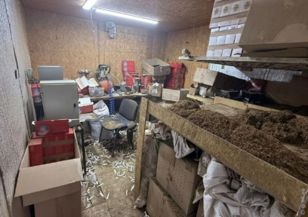 Сигаретна «фабрика» у гаражі одесита: правоохоронці викрили підпільний бізнес