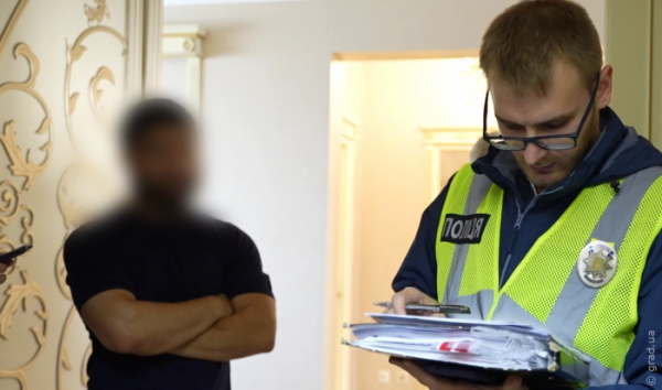 «Обіймали» та крали, знімаючи прикраси з перехожих прямо у громадських місцях «Обіймали» та крали, знімаючи прикраси з перехожих прямо у громадських місцях