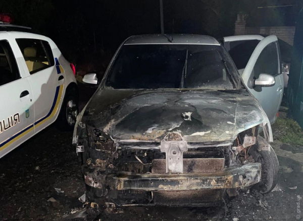 В Одесі двох молодих людей звинувачують у серії підпалів автомобілів