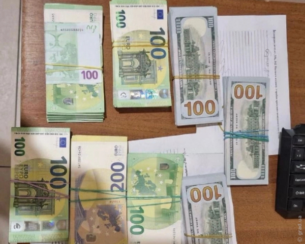 На кордоні в українця вилучили 50 тисяч євро та 25 тисяч доларів
