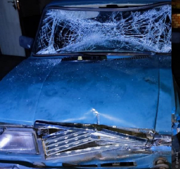 Заради розваги розбили скло припаркованого автомобіля Заради розваги розбили скло припаркованого автомобіля