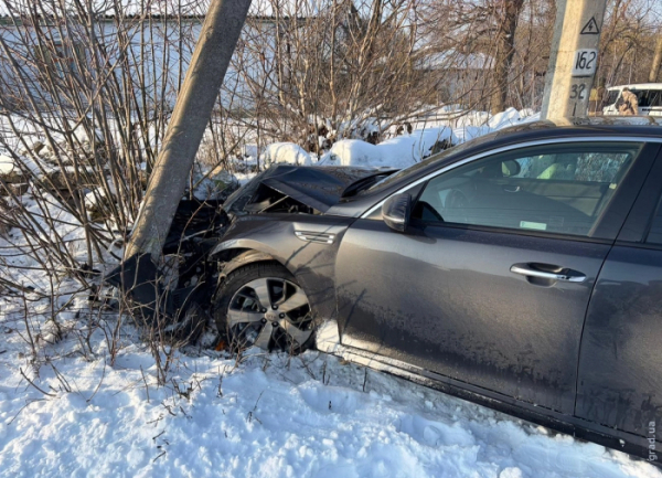 На Одещині втеча від прикордонників закінчилася зіткненням зі стовпом
