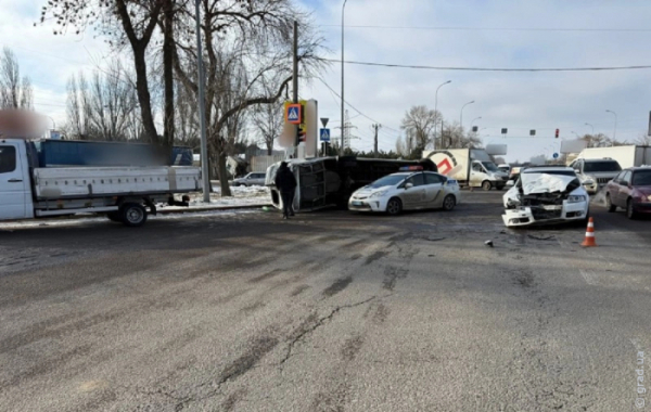 ДТП на Київському шосе в Одесі: мікроавтобус перекинувся після зіткнення з Audi