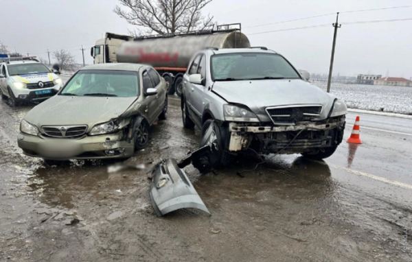 На трасі Одеса &ndash; Южне сталося ДТП за участю легковиків та вантажівки