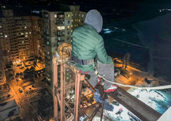 У Чорноморську рятувальники зняли хлопця з технічних сходів 24-поверхового будинку