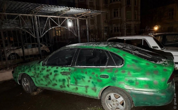 В Одесі хлопець за тисячу гривень підпалив автомобіль сусіда