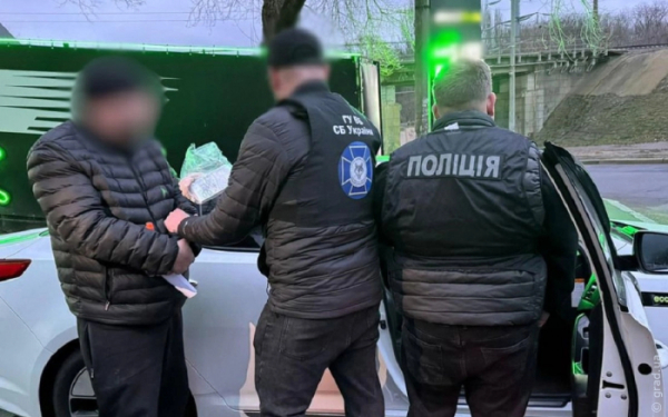 Одесит за 11 тисяч євро обіцяв «допомогти» з виїздом за кордон Одесит за 11 тисяч євро обіцяв «допомогти» з виїздом за кордон