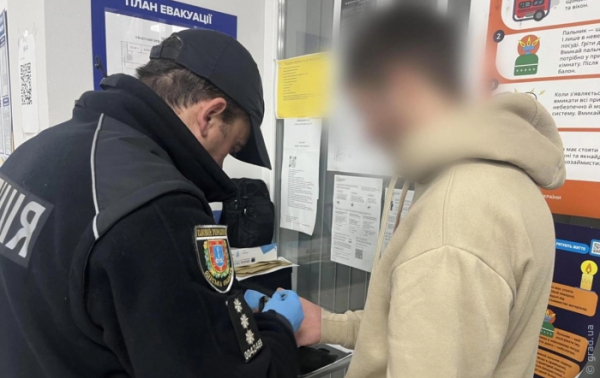 Розбійний напад: проникли в чужий будинок, користуючись відключенням світла