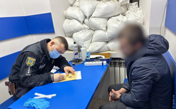 В Одесі пасажир пограбував таксиста, погрожуючи пістолетом