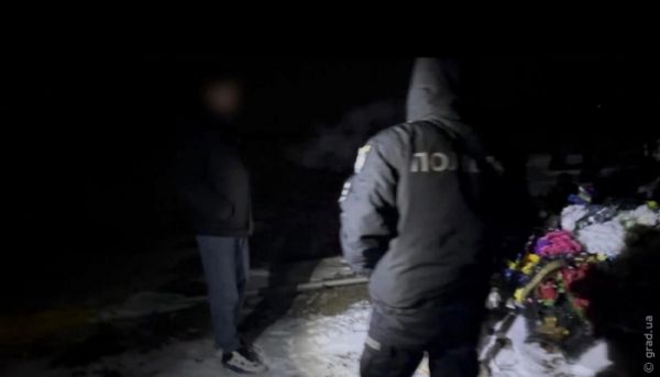 Зруйновані пам'ятники на цвинтарі на Одещині: підозрюваного затримано