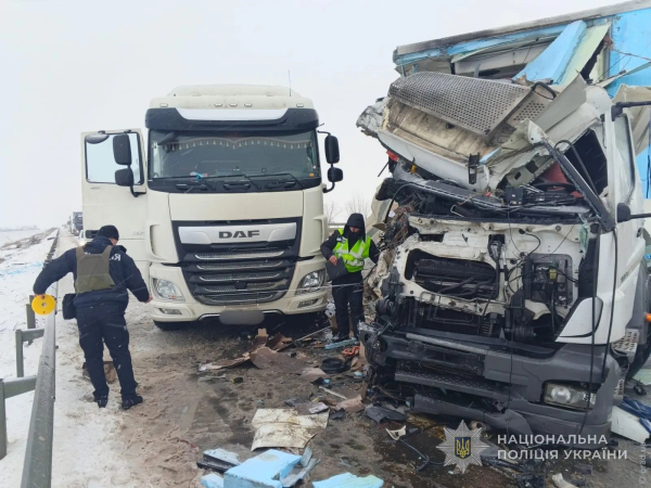 ДТП на трасі Київ &ndash; Одеса: рух у бік Одеси обмежено через зіткнення вантажівок