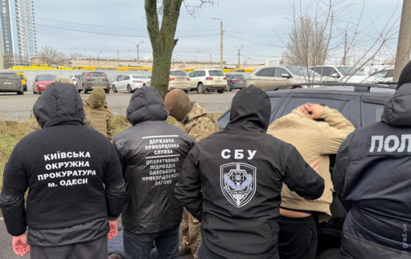 Переправляли військовозобов'язаних чоловіків через кордон поза пунктами пропуску