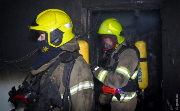 Нічна пожежа у Київському районі Одеси: рятувальники евакуювали мешканців