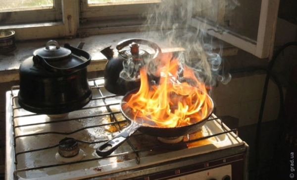 Із задимленої квартири у будинку на Люстдорфській дорозі рятувальники евакуювали жінку