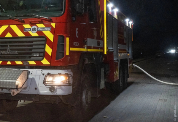 Вночі в Одесі на автостоянці сталася пожежа: є загиблий