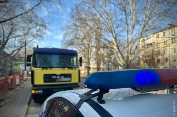 У Київському районі Одеси водій сміттєвозу здавав назад та збив пішохода