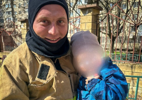 В Одесі рятувальники дістали малюка із люка