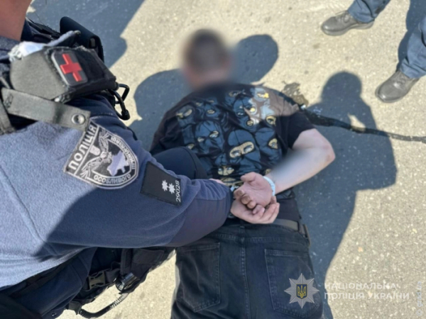 Прогулювався Одесою з гранатою та вогнепальною зброєю в руках