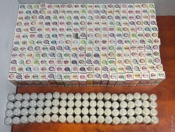 Одеські митники виявили схованку з рідиною для вейпів під капотом автомобіля Одеські митники виявили схованку з рідиною для вейпів під капотом автомобіля