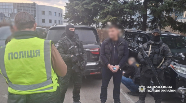Кримінальний авторитет з Одеси створив незаконну схему бронювання та виїзду за кордон