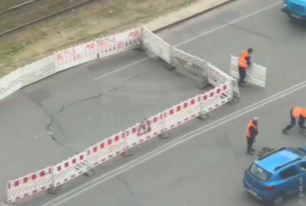 На Люстдорфській дорозі провалився асфальт &ndash; ділянку огородили, утворився затор