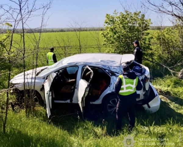З'їхала у кювет на кросовері Lexus: постраждав пасажир автомобіля