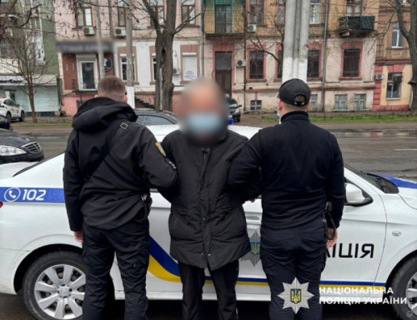 В Одесі рецидивіст напав на дівчину та пограбував жінку